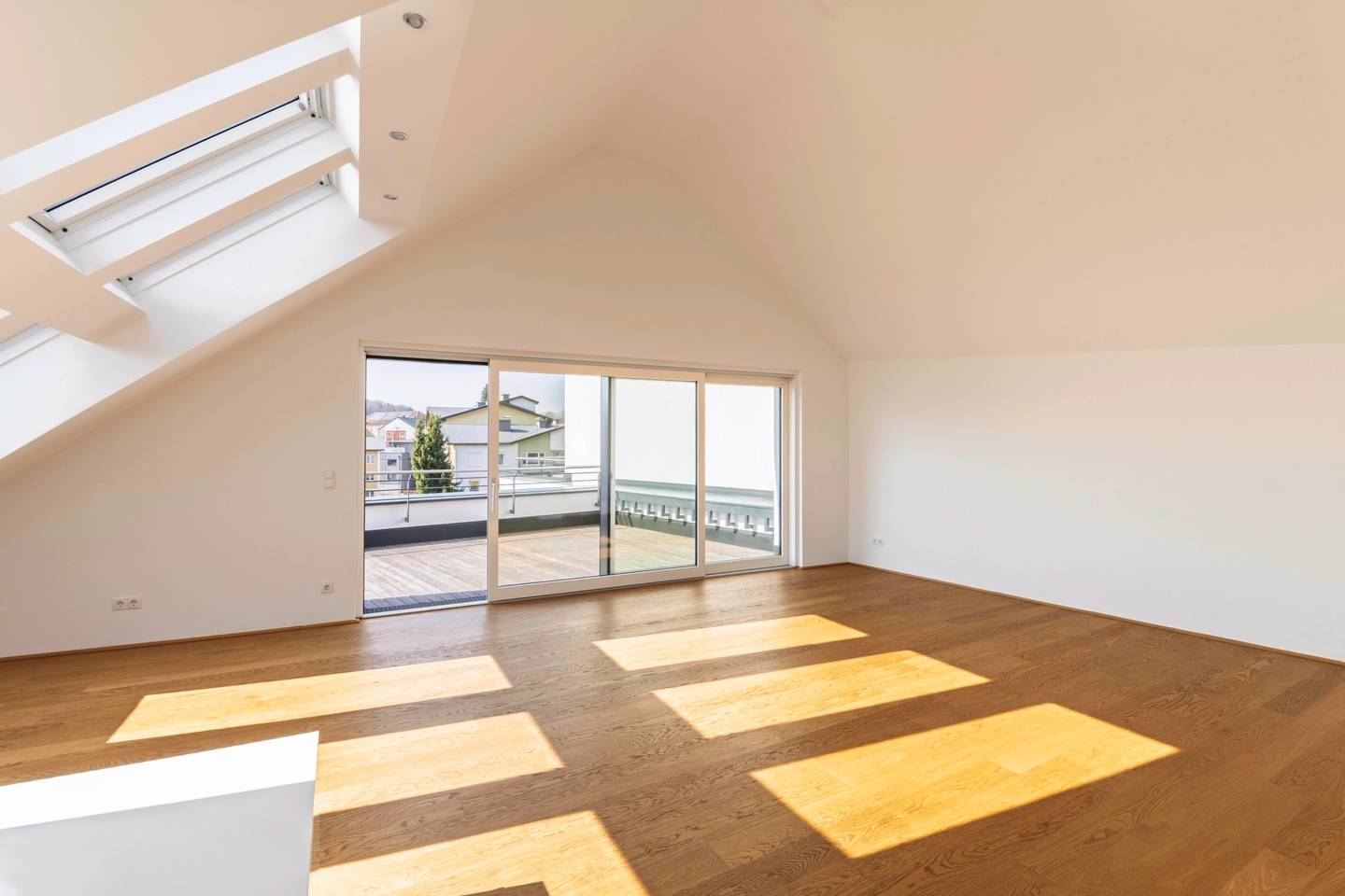 Lichtdurchflutetes Penthouse mit großer Terrasse und Bergblick