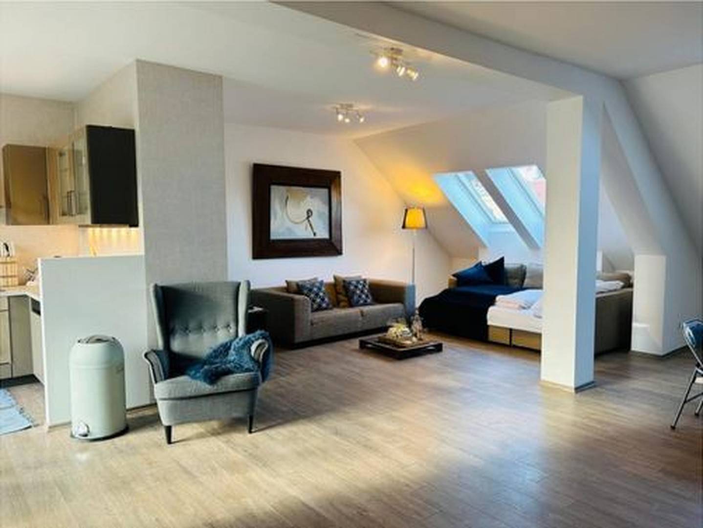 Lichtdurchflutete Dachgeschosswohnung mit Dachterrasse und Grünblick