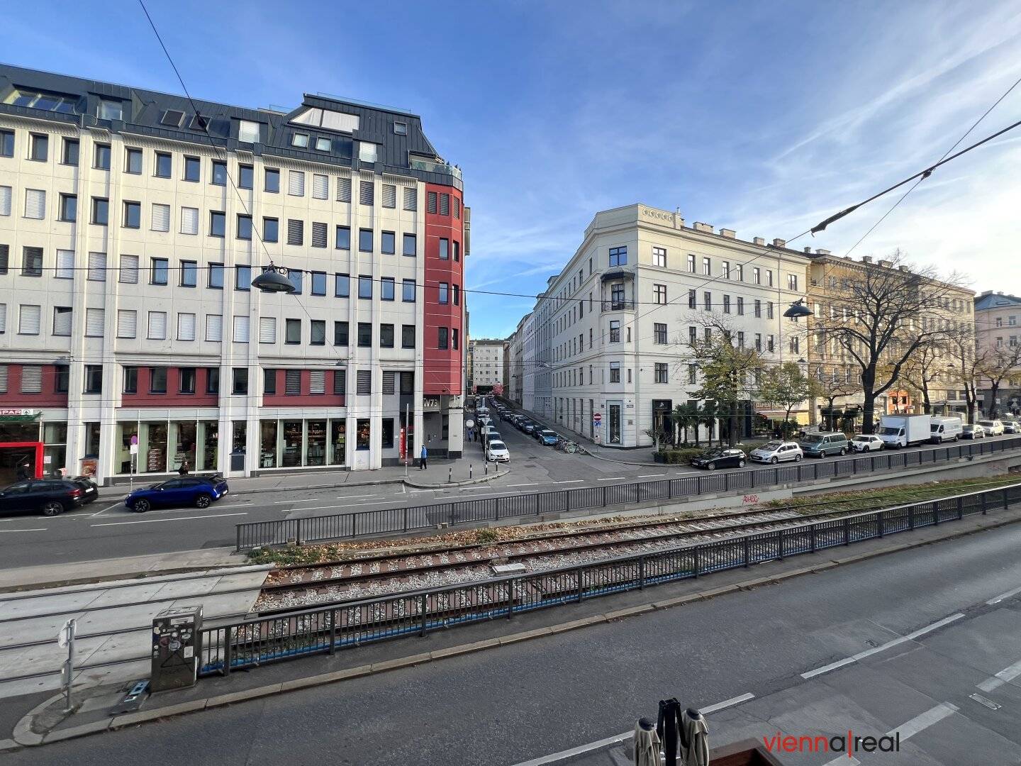 Charming and spacious 5-room period apartment with separate large kitchen, 2 bathrooms and 2 WCs