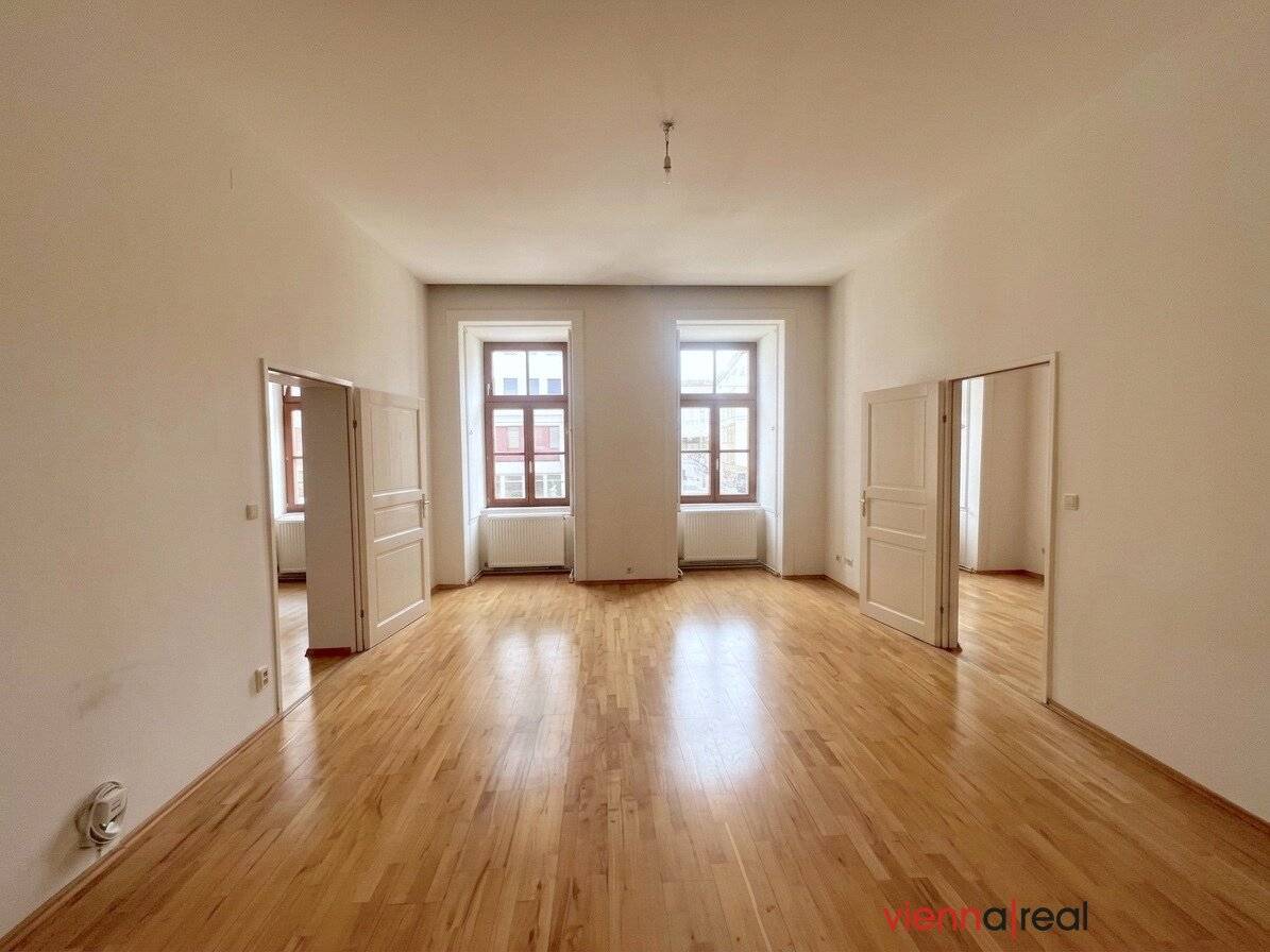 Charming and spacious 5-room period apartment with separate large kitchen, 2 bathrooms and 2 WCs