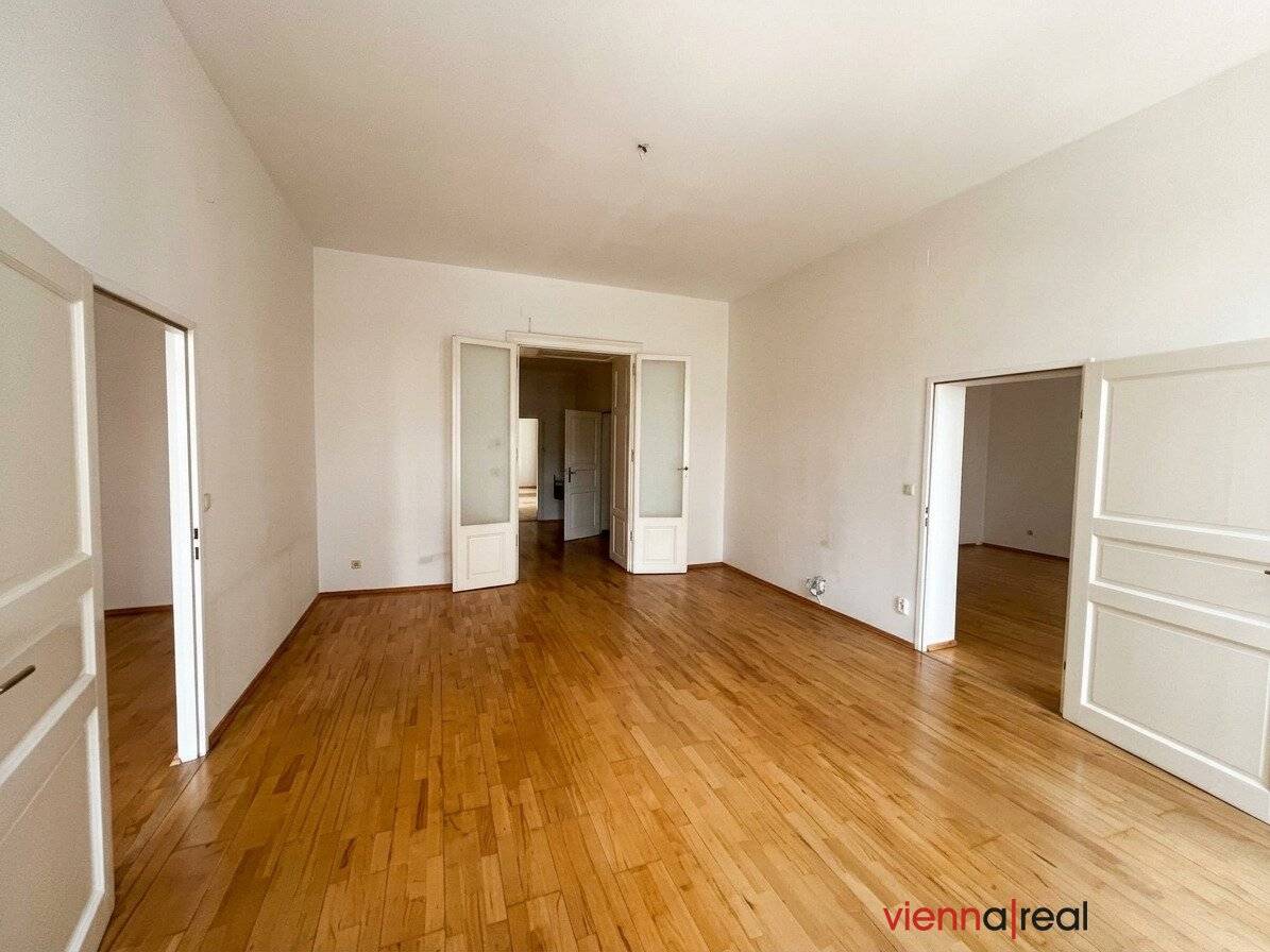 Charming and spacious 5-room period apartment with separate large kitchen, 2 bathrooms and 2 WCs