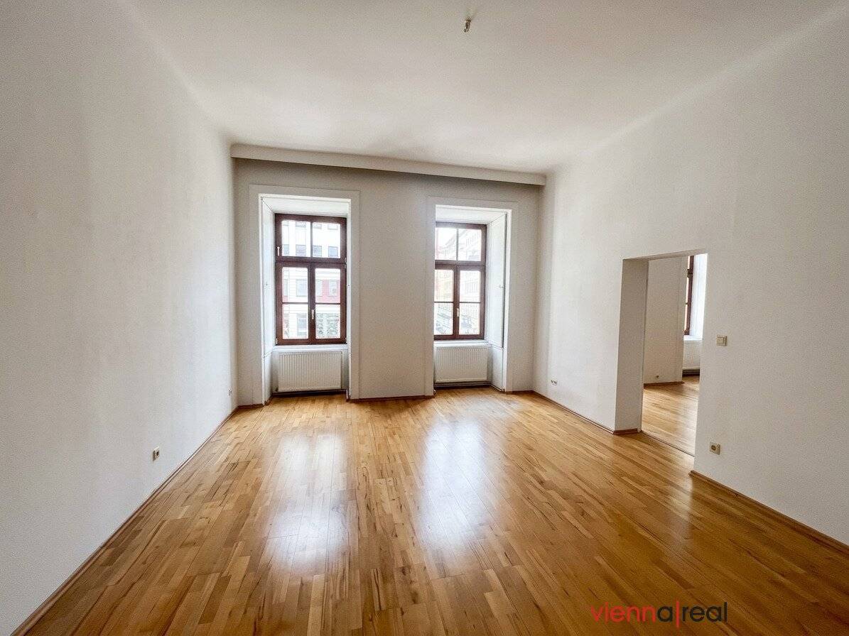 Charming and spacious 5-room period apartment with separate large kitchen, 2 bathrooms and 2 WCs