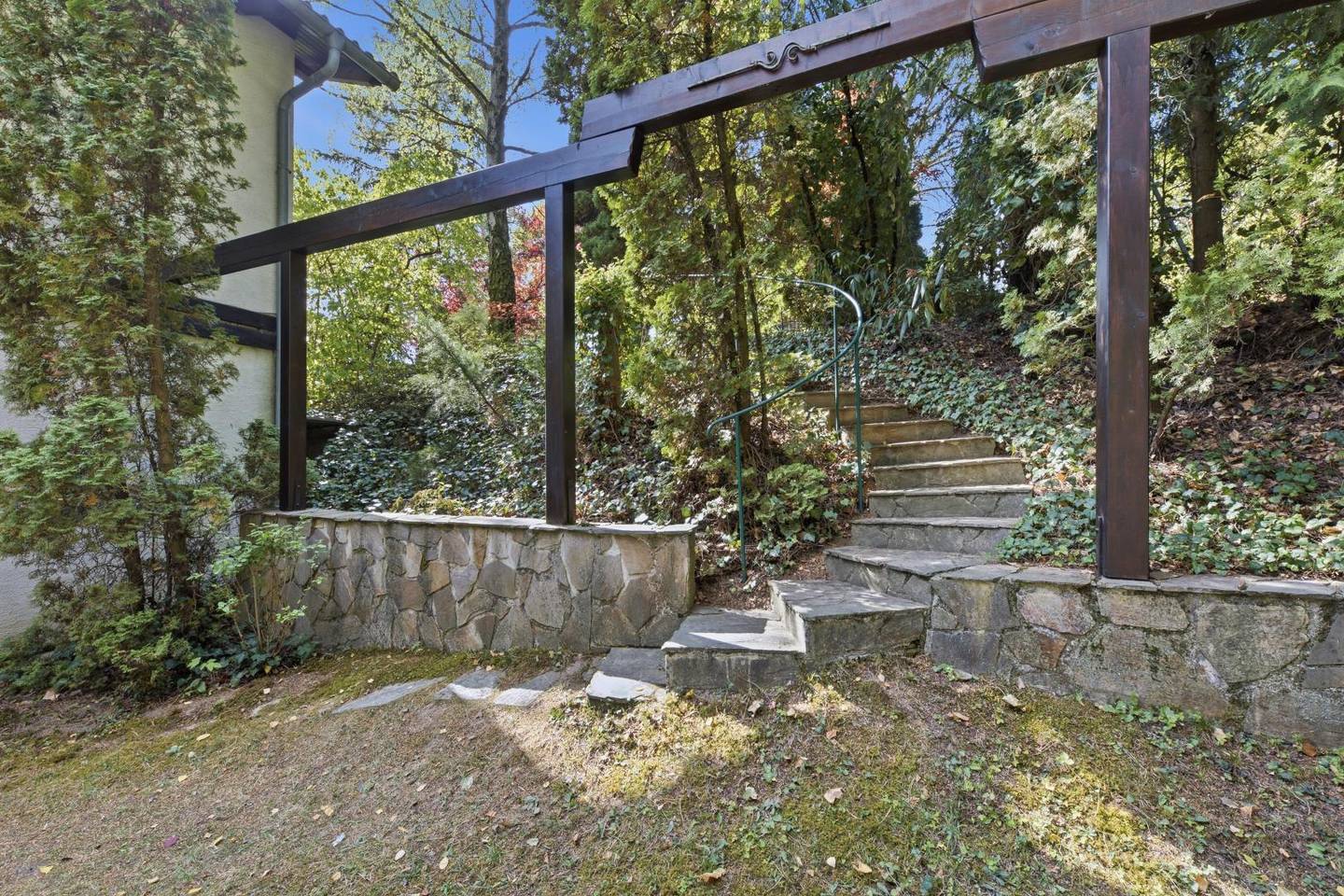 Familienwohnung mit Pool in parkähnlichem Garten