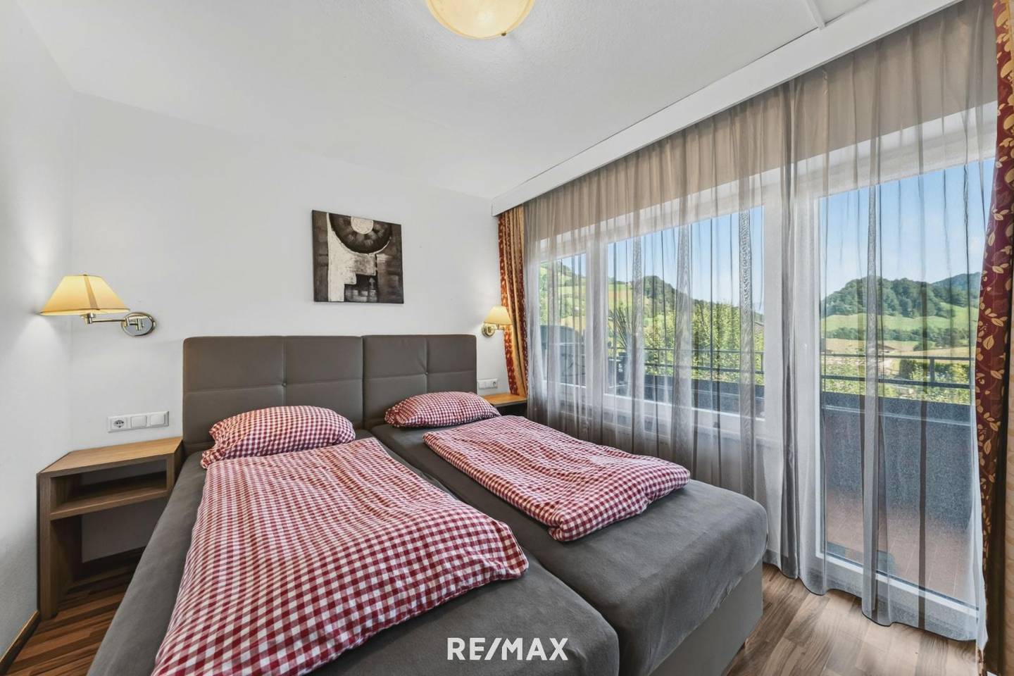 Touristisch vermietbare Wohnung mit Balkon und Stellplatz