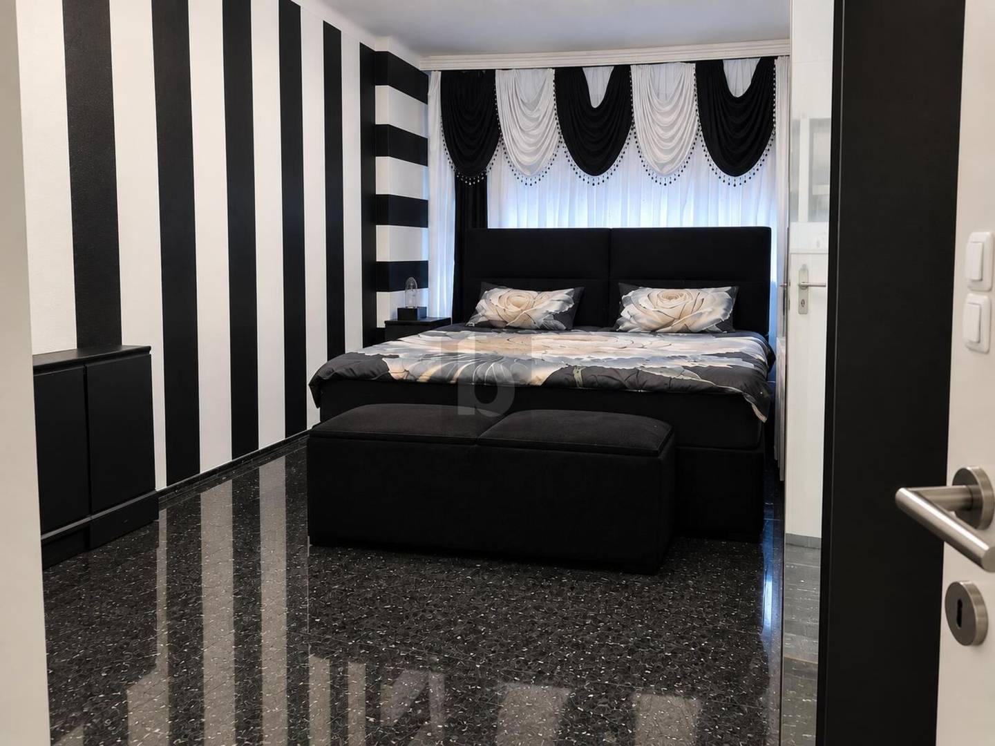 Quiet apartment with lift and modern comforts