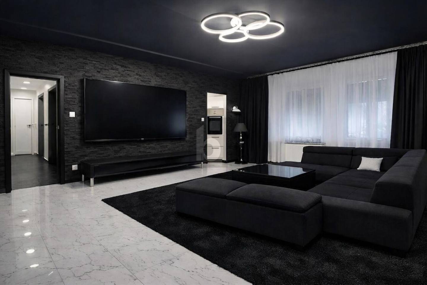 Quiet apartment with lift and modern comforts