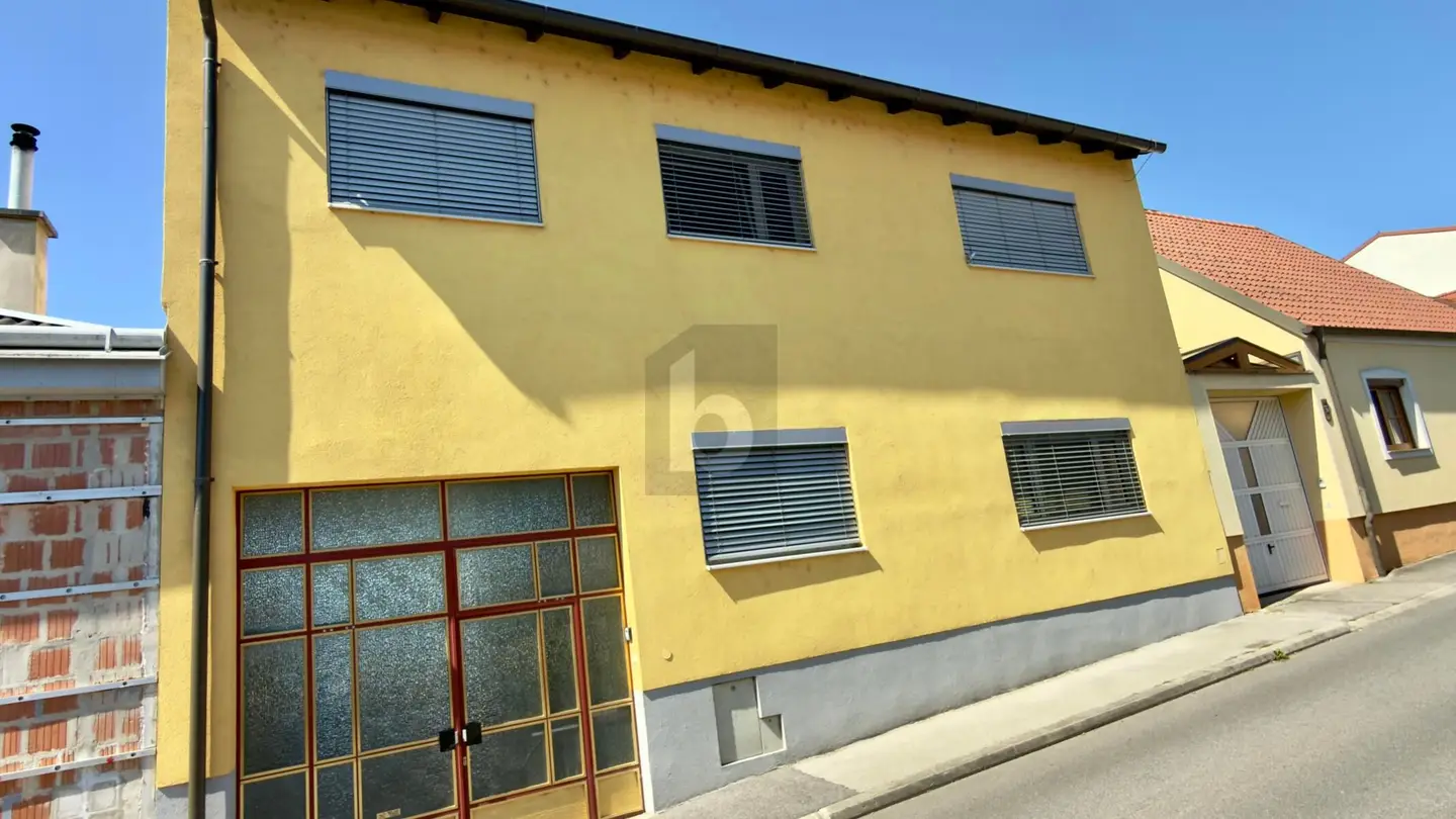 Apartment with two units and sunny southwest garden
