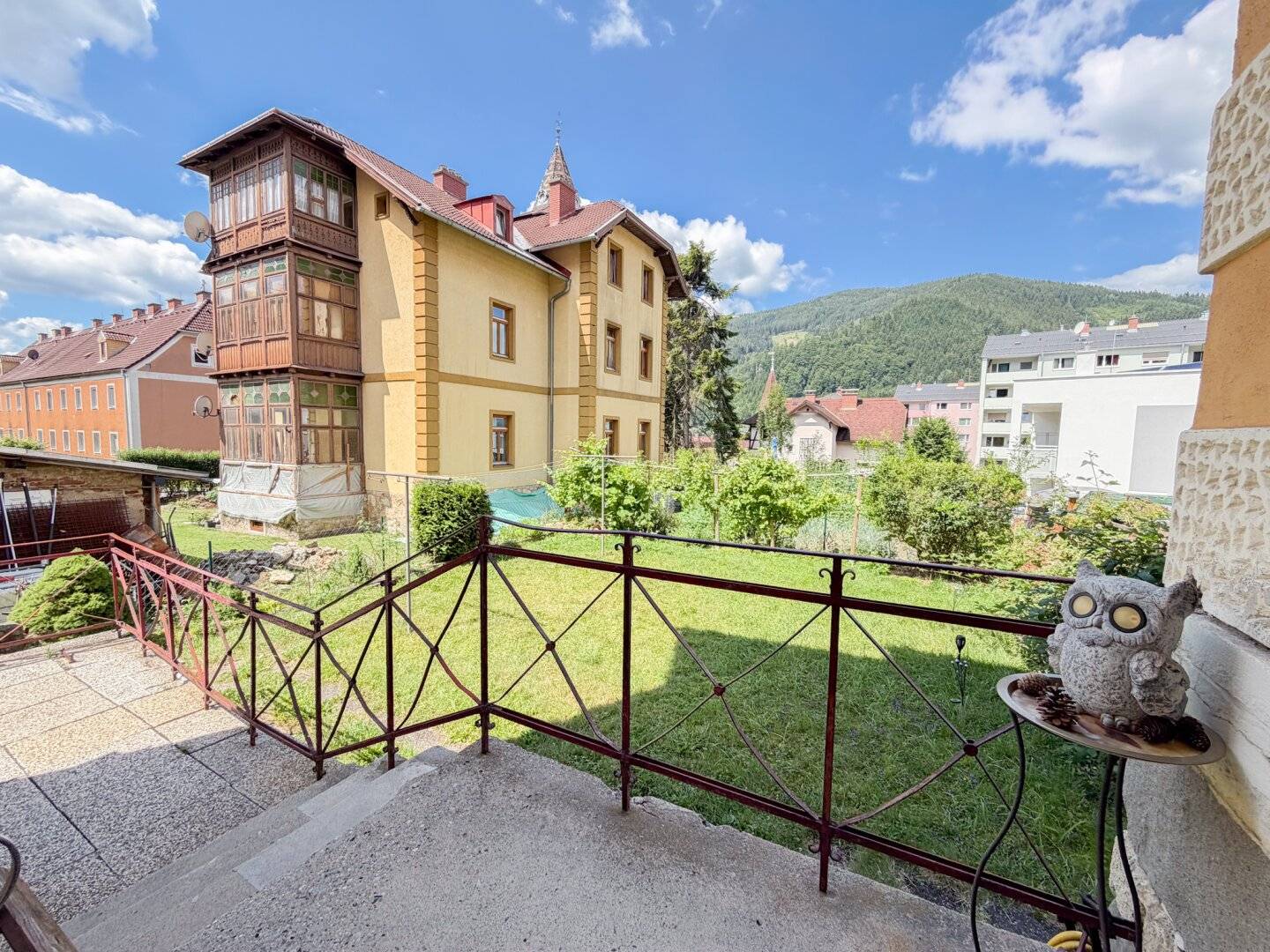 Attractive rental building with 4 residential units