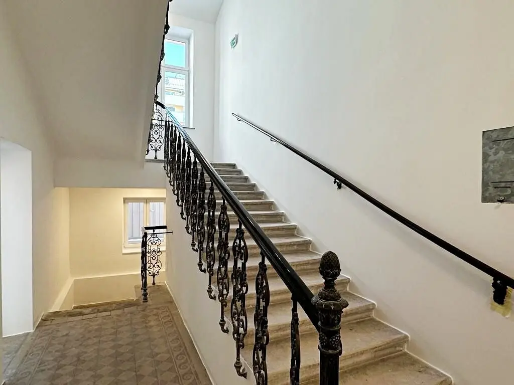 ATTIC, air-conditioned 78 m2 attic with 8 m2 balcony, 3 rooms, complete kitchen, bathtub, parquet, Ospelgasse