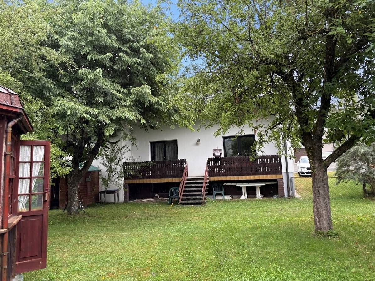 Garden retreat with wood stove and converted attic Familienwohnung