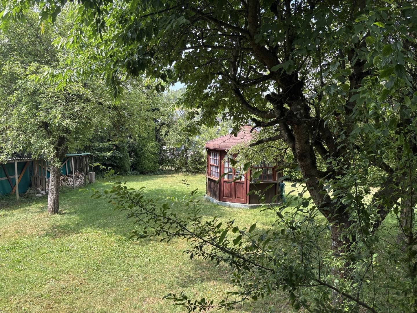 Garden retreat with wood stove and converted attic Familienwohnung