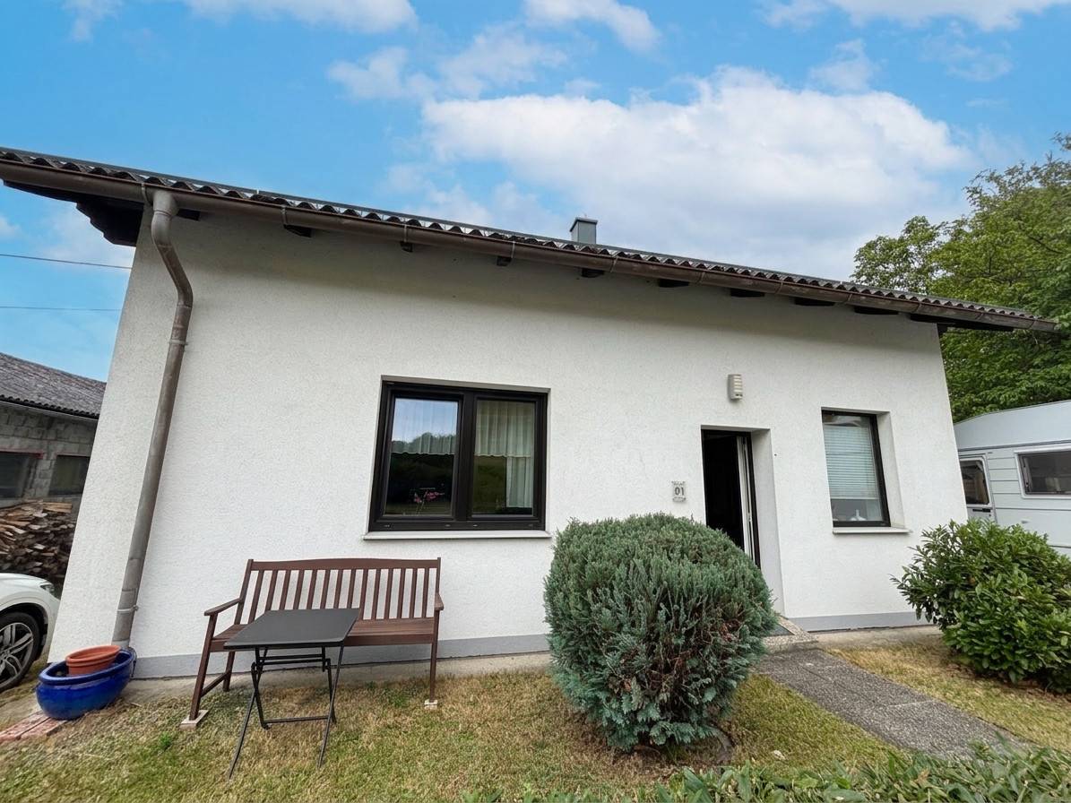 Garden retreat with wood stove and converted attic Familienwohnung
