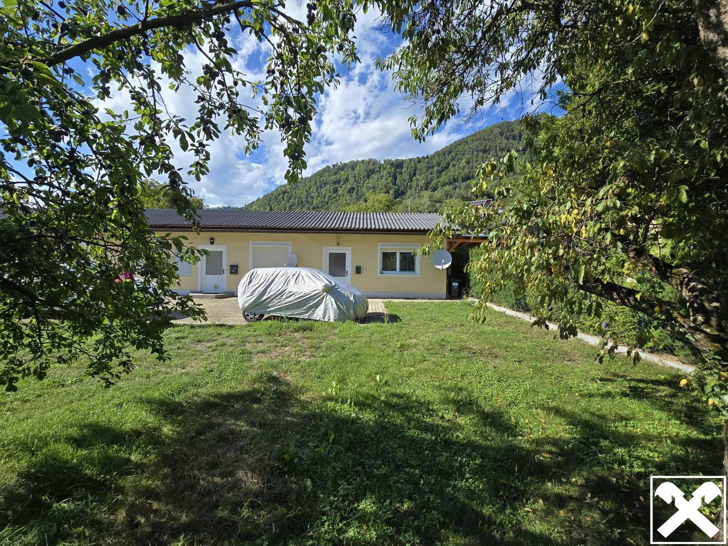 Zinshaus Südseite mit Garten