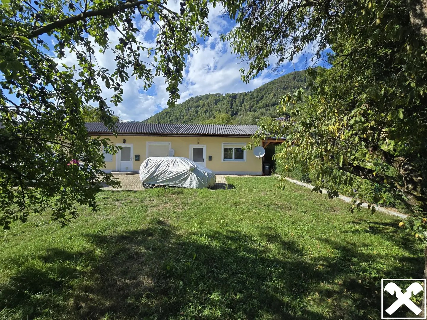 Investment apartment with extensive green land and development potential