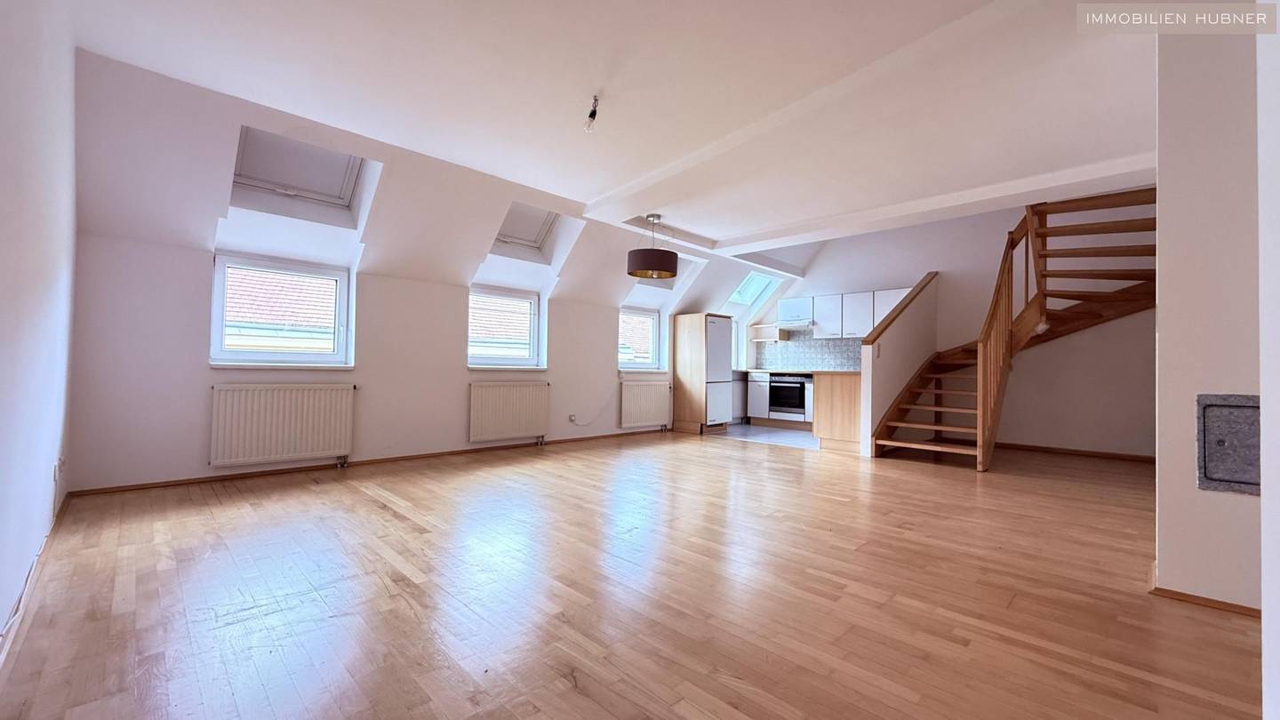Bright Maisonettewohnung near subway and commuter rail