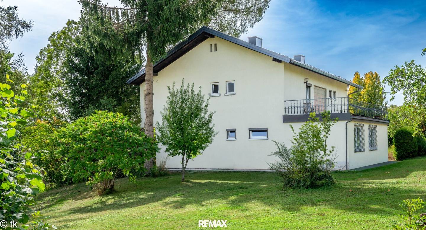 Lots of space for your ideas – spacious residential house on expansive plot
