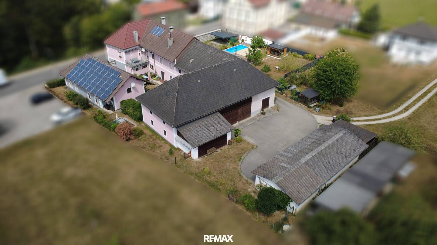 Spacious Property with Pool and Large Garden in Gleiß