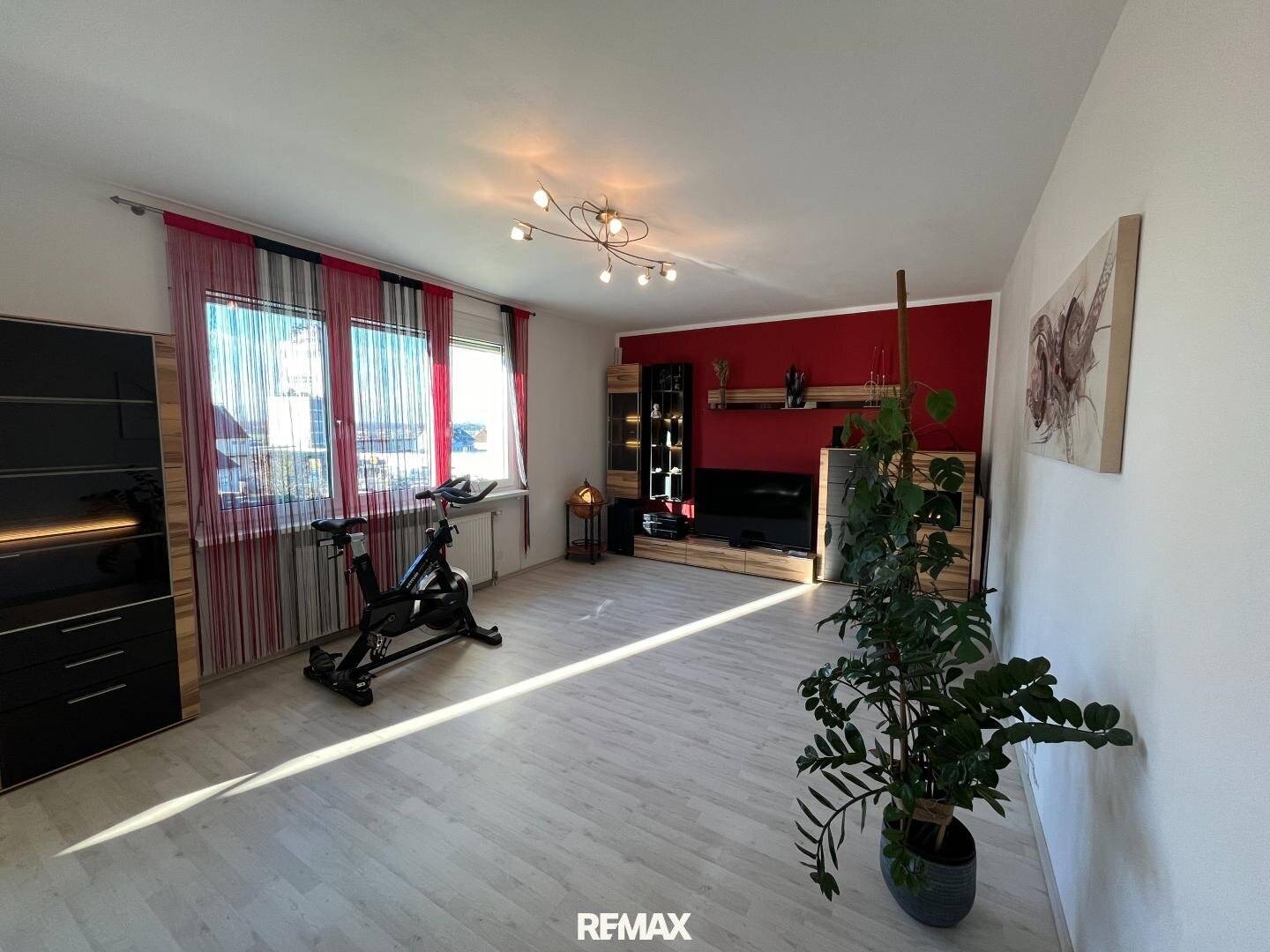 Spacious 3-room apartment with loggia in central location