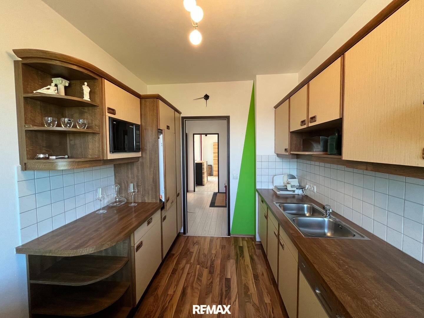 Spacious 3-room apartment with loggia in central location