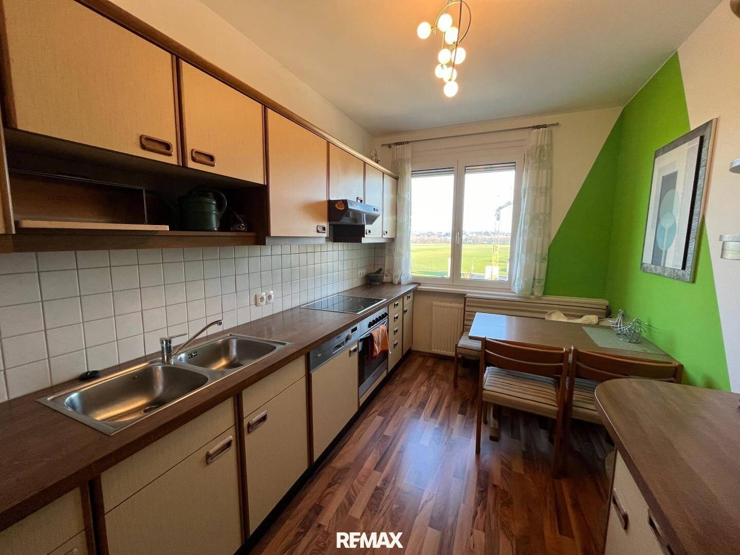 Spacious 3-room apartment with loggia in central location