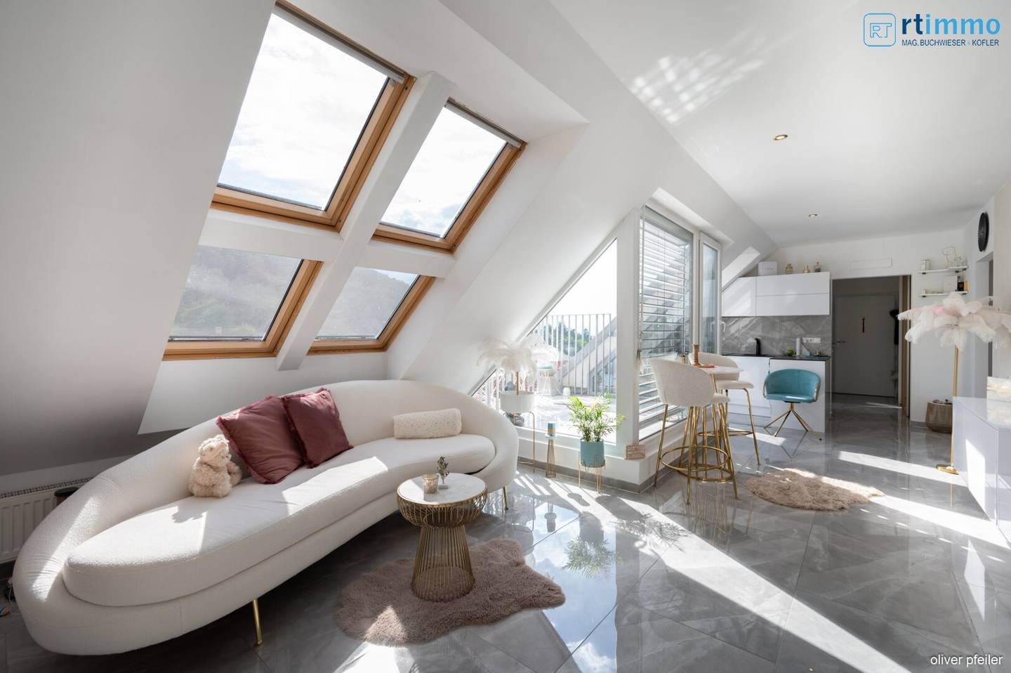 HOCHWERTIGE 2-ZIMMER-DACHTERRASSENWOHNUNG – MODERNER CHIC IM HISTORISCHEN AMBIENTE – NAHE DEM KÜNFTIGEN EUROPACAMPUS HAINBURG (TU WIEN)