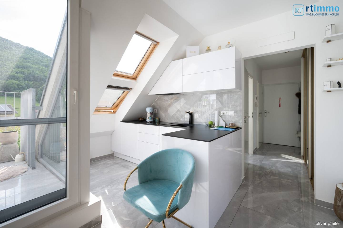 HOCHWERTIGE 2-ZIMMER-DACHTERRASSENWOHNUNG – MODERNER CHIC IM HISTORISCHEN AMBIENTE – NAHE DEM KÜNFTIGEN EUROPACAMPUS HAINBURG (TU WIEN)