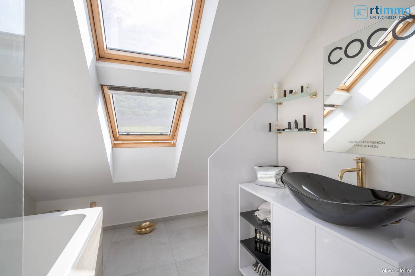 HOCHWERTIGE 2-ZIMMER-DACHTERRASSENWOHNUNG – MODERNER CHIC IM HISTORISCHEN AMBIENTE – NAHE DEM KÜNFTIGEN EUROPACAMPUS HAINBURG (TU WIEN)