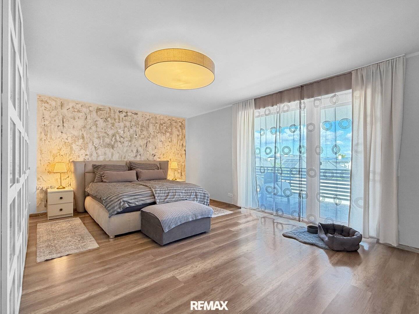 Schlafzimmer OG mit Zugang zu Balkon