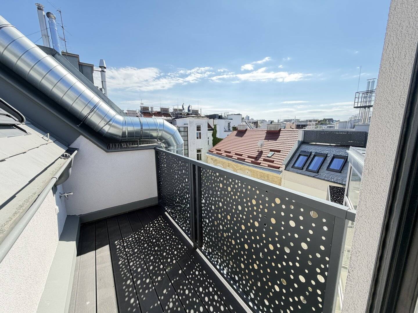 Wohnen mit Stil – Exklusive Dachgeschosswohnung mit Terrasse &amp; Loggia am Siebenbrunnenplatz