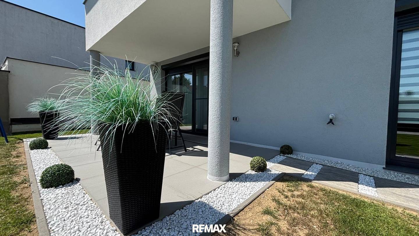 „Traumhafte Gartenwohnung – Ihr privates Paradies im Grünen“