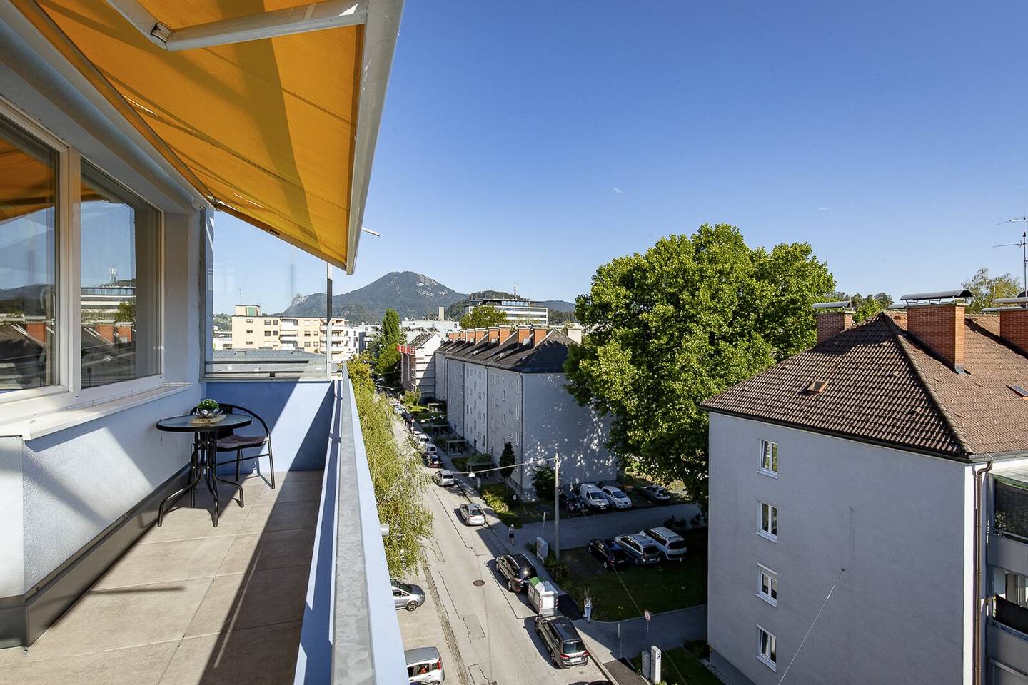 Urban life on top: 4-room apartment Lehen