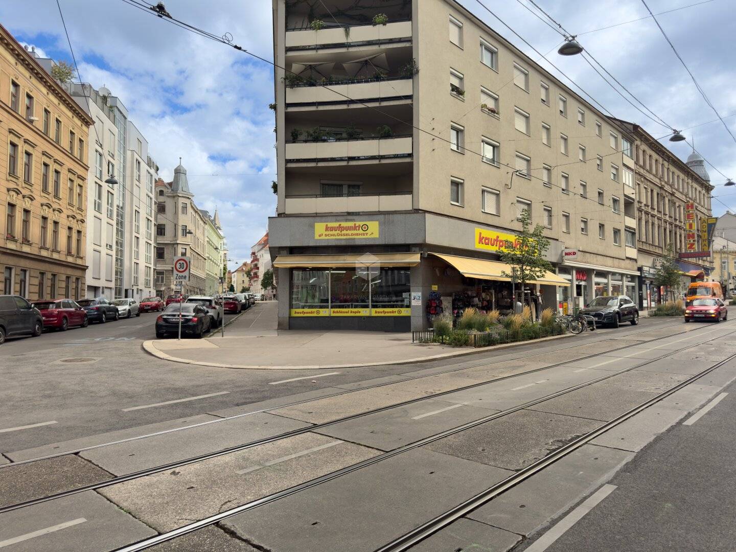 Representative commercial address in prime high-traffic location (NO GASTRONOMY)