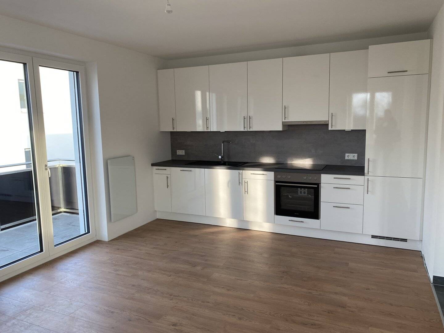 Rental apartment with balcony including complete kitchen and parking space