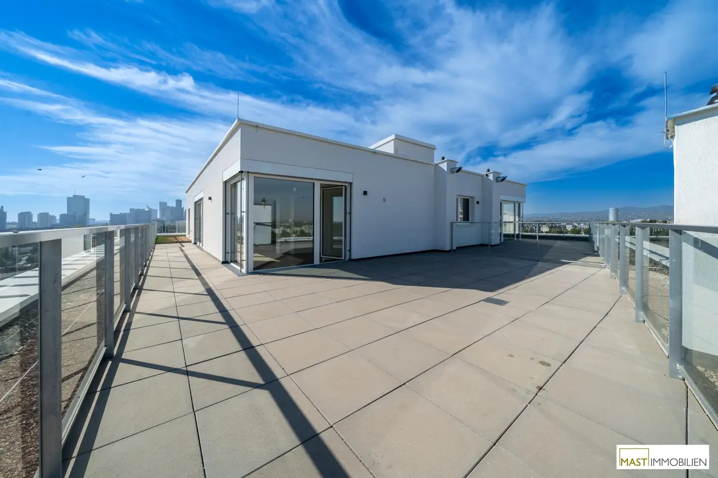 Attic apartment with roof terrace near the Danube