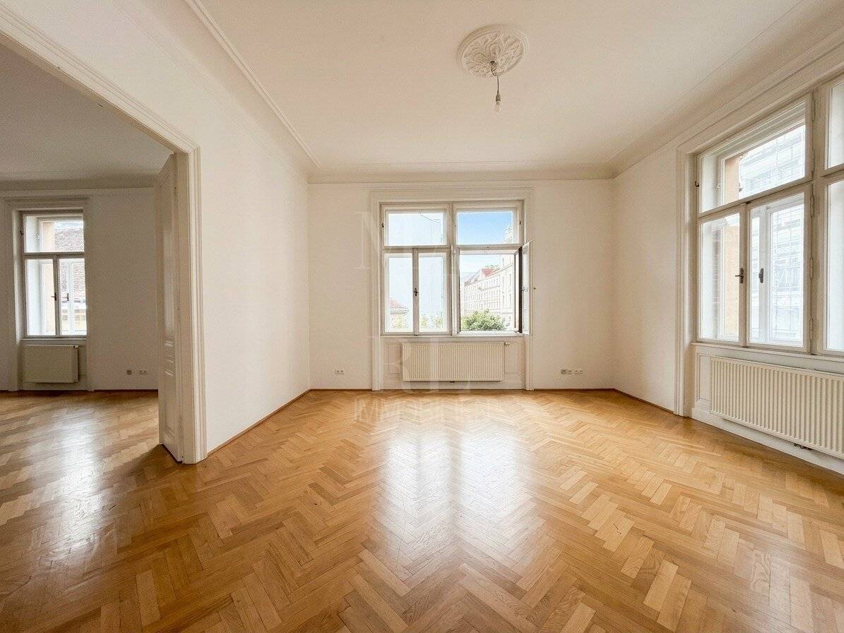 Spacious 5-Room Period Apartment in a Central Location near Kirchengasse