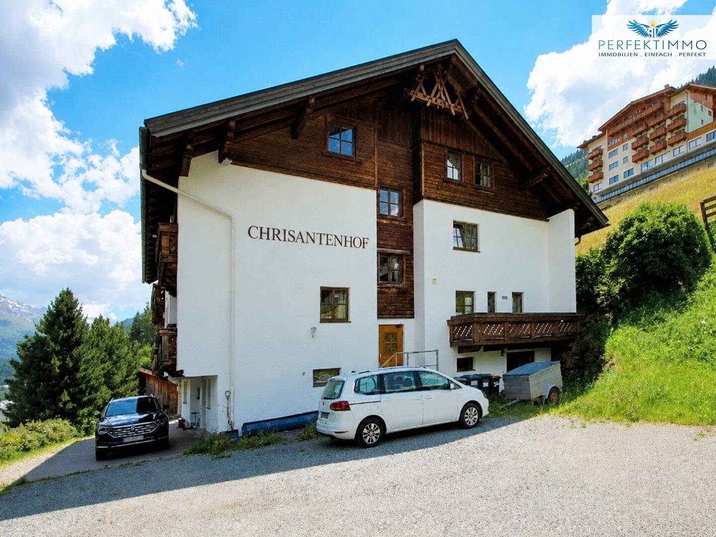 Alpines Wohn- und Apartmenthaus in exklusiver Pistenlage