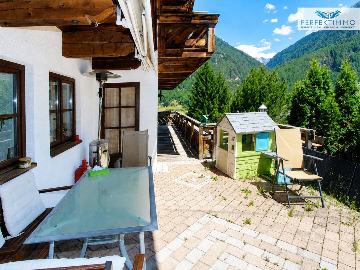 Alpines Wohn- und Apartmenthaus in exklusiver Pistenlage