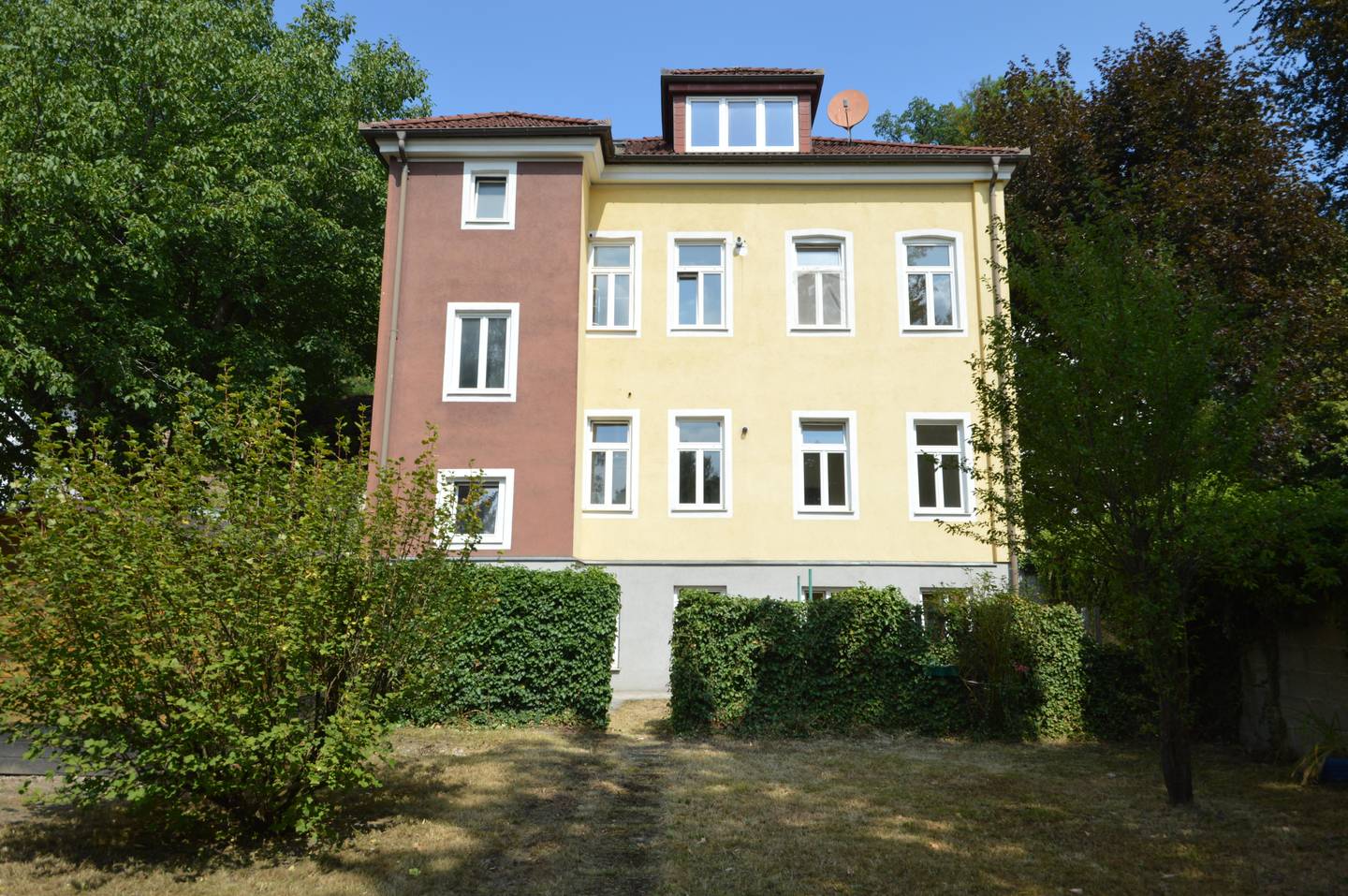 Central apartment with high ceilings and garden