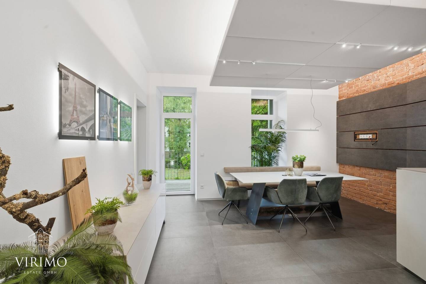 Representative office in Linz Stockhofviertel with large balcony, versatile ancillary areas
