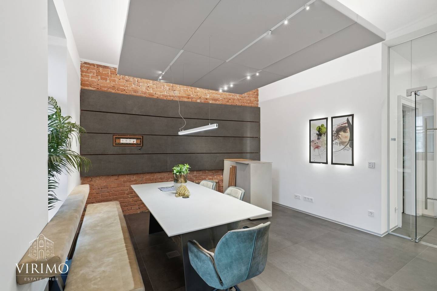 Representative office in Linz Stockhofviertel with large balcony, versatile ancillary areas