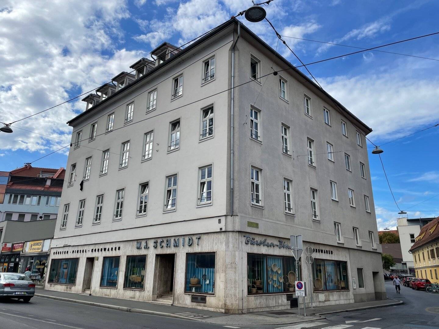 Graz center: Yield from day one: Perfectly laid out rented 2-room apartment with living and dining area Only 2% broker commission 2nd floor Top 08 Built 1841