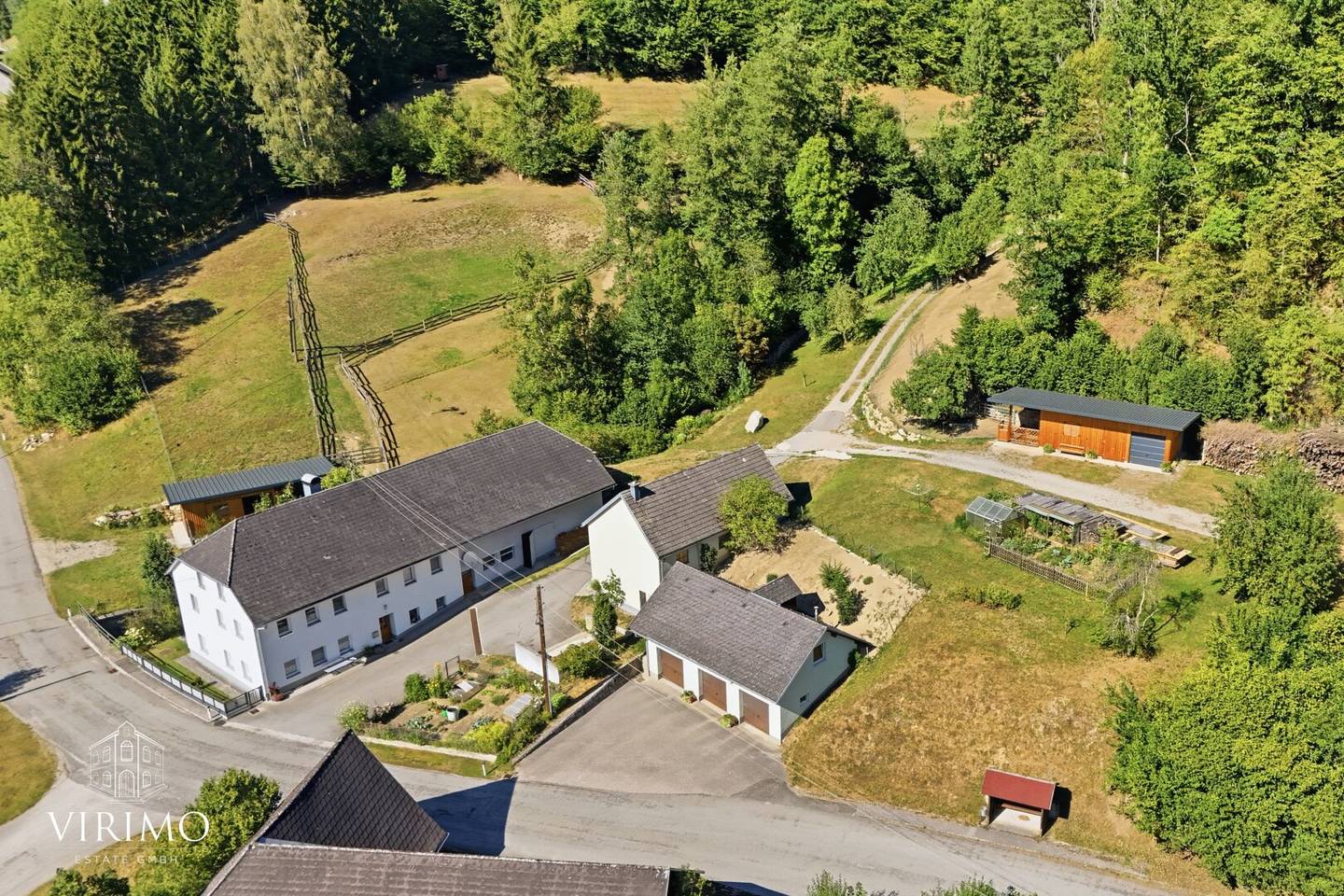 Exceptional property with 2 residential units, stables, workshop and approx. 3.7 ha meadow and 5.7 ha forest