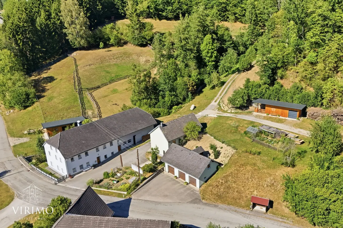 Außergewöhnliche Liegenschaft mit 2 Wohneinheiten, Stallungen, Werkstatt sowie ca. 3,7 ha Wiese & 5,7 ha Wald