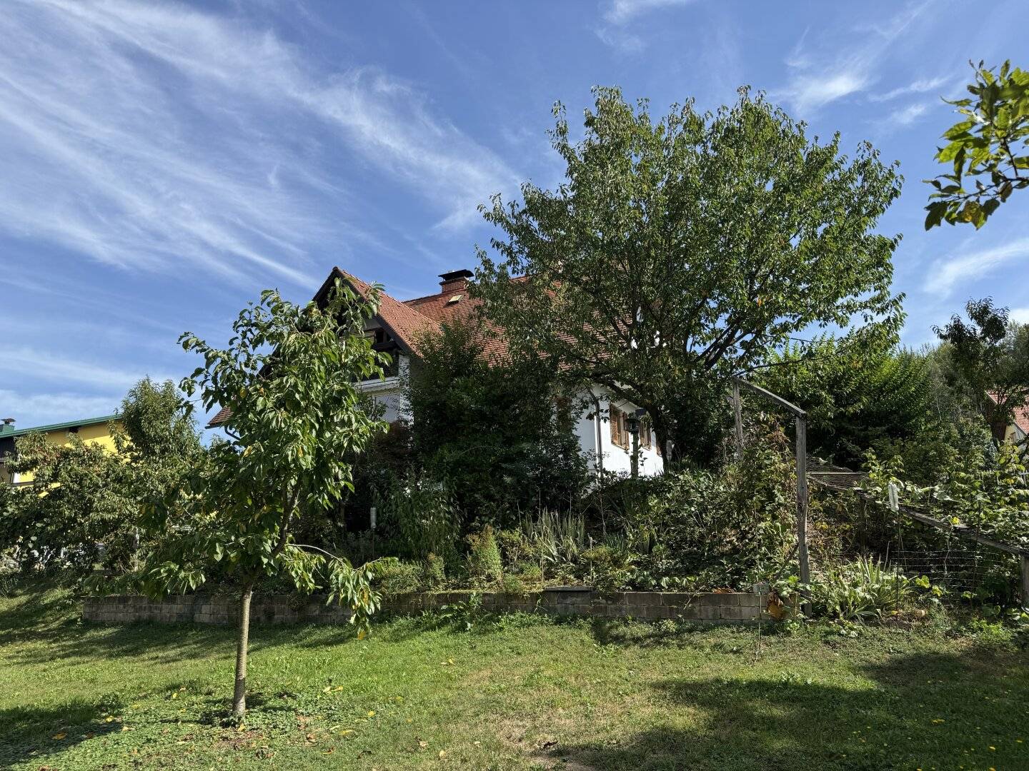 Garden dream - a residential house perfect for a large family - many rooms - huge garden with fruit trees and garden house - double garage and wine cellar