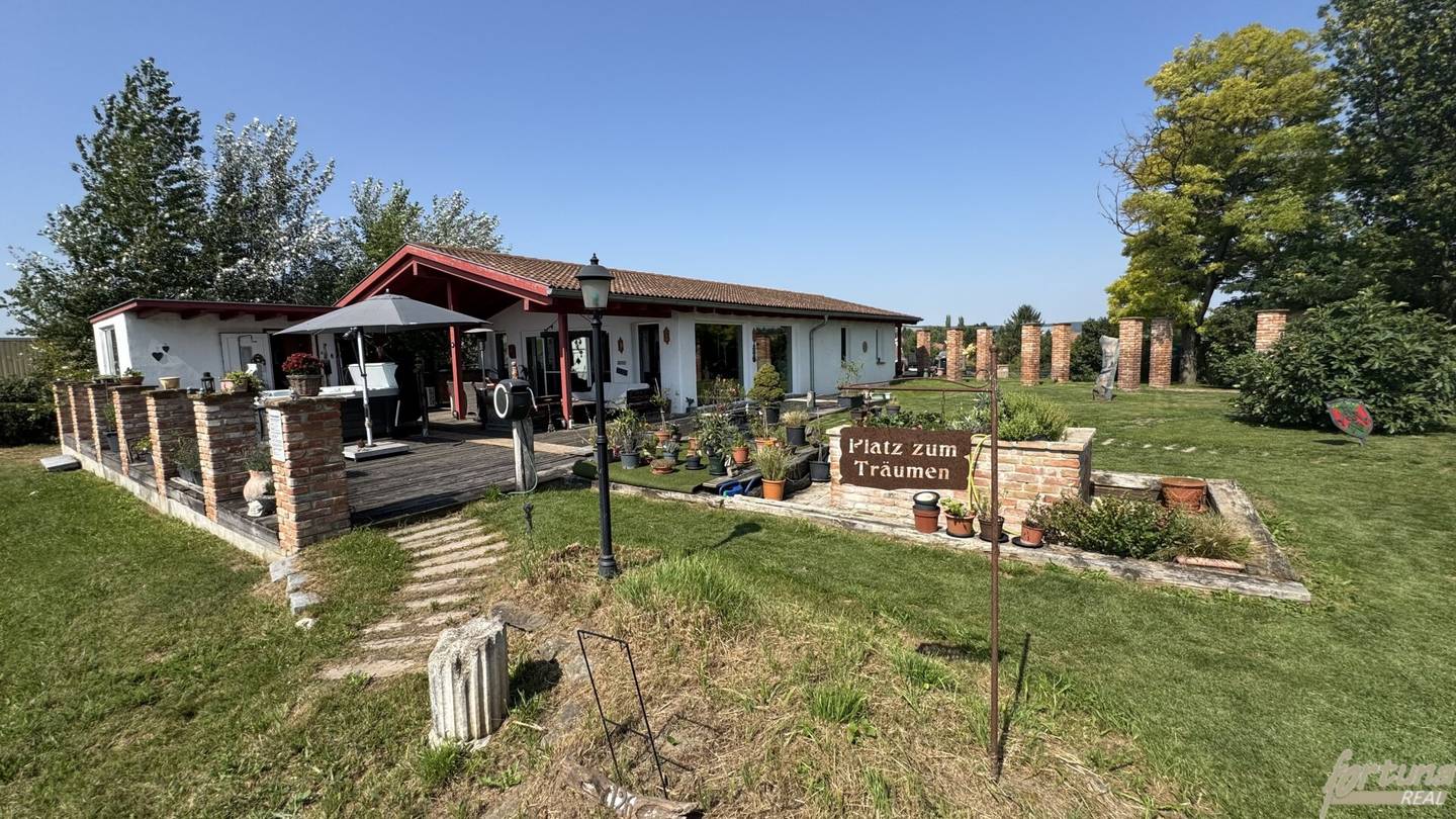Exclusive bungalow with garages and vaulted cellars