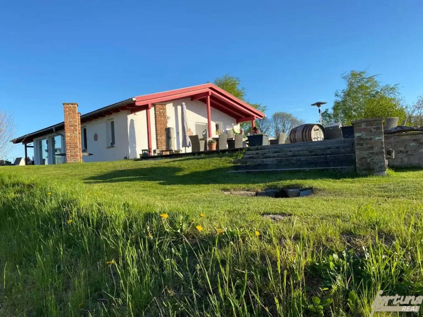 Exclusive bungalow with garages and vaulted cellars