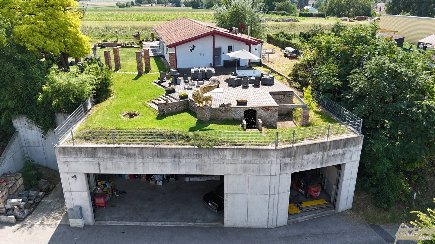 Exclusive bungalow with garages and vaulted cellars