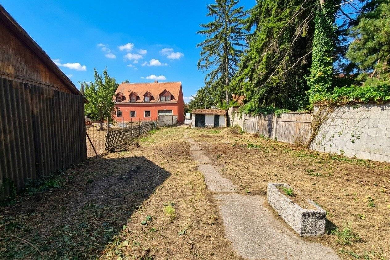 Interesting development property with existing old buildings in the heart of Stammersdorf