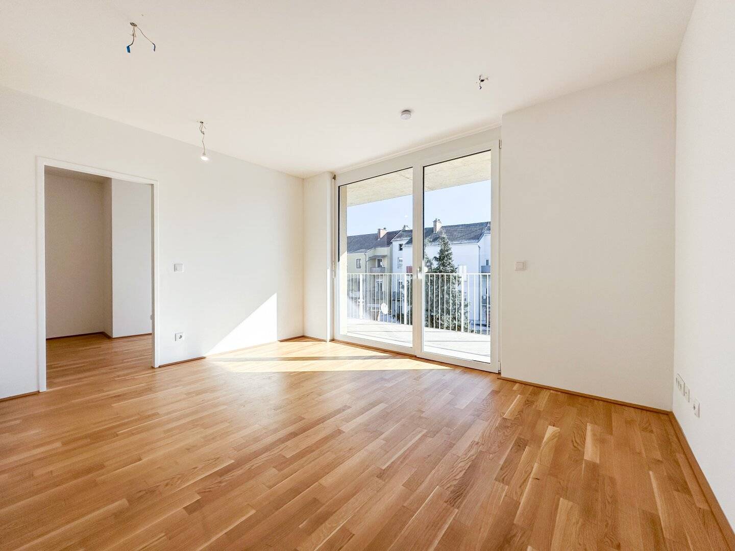Central 3-room apartment with large balcony facing green courtyard