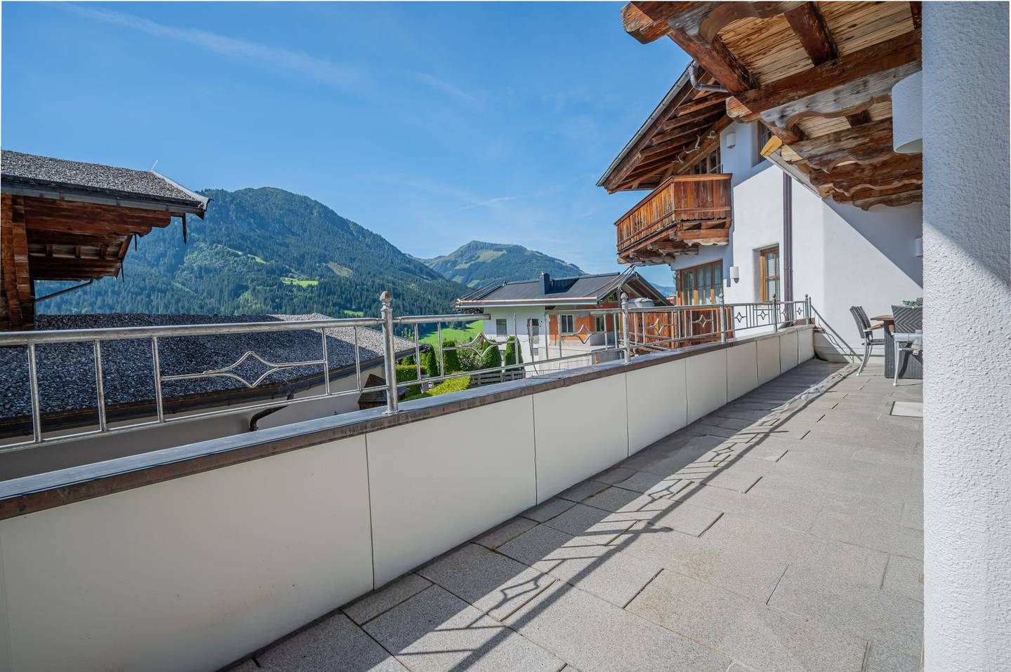 Sonnige Wohnung im Tiroler Stil mit Südterrasse
